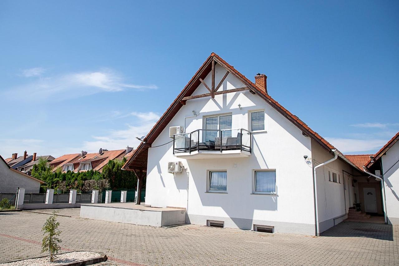 Lux Apartman Buek Exterior foto